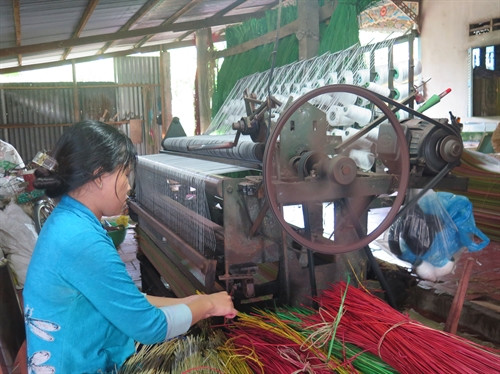 Nhiều gia đình làm nghề dệt chiếu ở Định Yên đã được vay vốn ưu đãi để mua thêm máy móc, mở rộng sản xuất