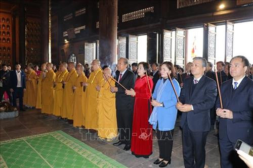 Các đại biểu cùng chức sắc dâng hương tại chùa Thượng. Ảnh: Đức Phương - TTXVN