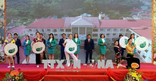 Tiết mục văn nghệ chào mừng của tập thể cán bộ, y, bác sĩ Bệnh viện Y dược cổ truyền tỉnh Sơn La. Ảnh: Diệp Anh - TTXVN