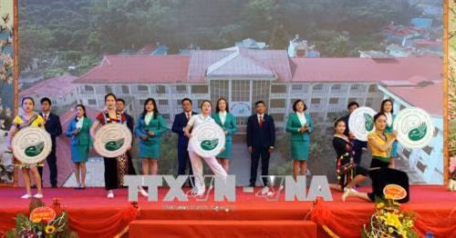Tiết mục văn nghệ chào mừng của tập thể cán bộ, y, bác sĩ Bệnh viện Y dược cổ truyền tỉnh Sơn La. Ảnh: Diệp Anh - TTXVN