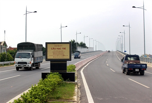 Các phương tiện lưu thông trên cầu Hạc Trì Các phương tiện lưu thông trên cầu Hạc Trì