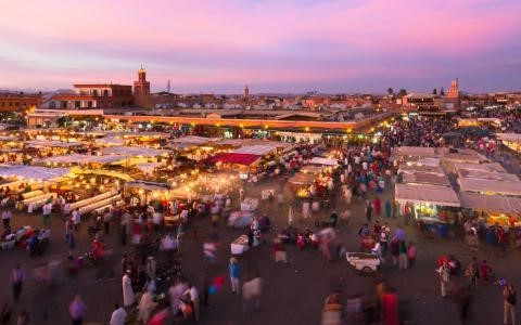 Marrakech, Morocco: Mỗi tối, quảng trường Jemaa el Fna nổi tiếng ở Marrakech lại biến thành một khu ăn uống nhộn nhịp với các món ăn rất rẻ của địa phương. Món ăn phải thử ở đây là món cá của quầy số 14, với những đĩa nhỏ các loại hải sản như tôm, mực cùng salad, chip… Marrakech, Morocco: Mỗi tối, quảng trường Jemaa el Fna nổi tiếng ở Marrakech lại biến thành một khu ăn uống nhộn nhịp với các món ăn rất rẻ của địa phương. Món ăn phải thử ở đây là món cá của quầy số 14, với những đĩa nhỏ các loại hải sản như tôm, mực cùng salad, chip…