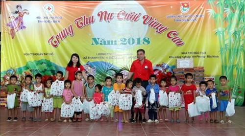 Lễ tặng quà cho trẻ em học mẫu giáo. Ảnh: Phan Tuấn Anh – TTXVN Lễ tặng quà cho trẻ em học mẫu giáo. Ảnh: Phan Tuấn Anh – TTXVN