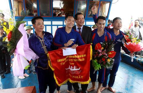 Ban tổ chức cuộc thi trao giải nhất cho đội Khu 4. Ảnh: Thế Duyệt - TTXVN Ban tổ chức cuộc thi trao giải nhất cho đội Khu 4. Ảnh: Thế Duyệt - TTXVN