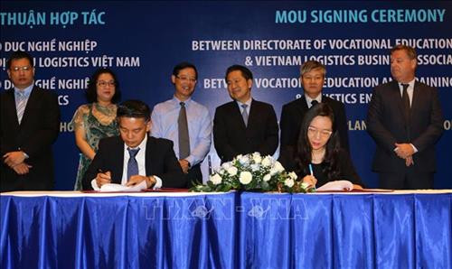 Đại diện các trường giáo dục nghề nghiệp và doanh nghiệp ngành logistics trong nước ký kết thỏa thuận hợp tác. Ảnh: TTXVN Đại diện các trường giáo dục nghề nghiệp và doanh nghiệp ngành logistics trong nước ký kết thỏa thuận hợp tác. Ảnh: TTXVN