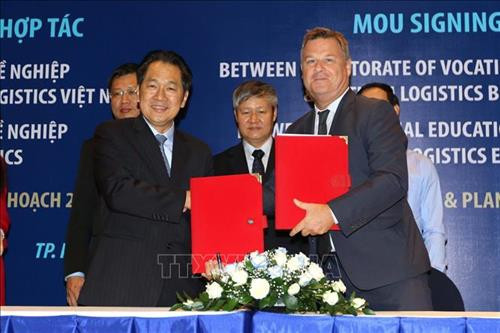 Lãnh đạo Hiệp hội Doanh nghiệp dịch vụ Logistics Việt Nam (trái) và đại diện Aus4Skills ký kết thỏa thuận hợp tác. Ảnh: TTXVN Lãnh đạo Hiệp hội Doanh nghiệp dịch vụ Logistics Việt Nam (trái) và đại diện Aus4Skills ký kết thỏa thuận hợp tác. Ảnh: TTXVN