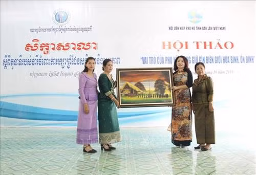 Hội Liên hiệp Phụ nữ tỉnh Đắk Lắk tặng quà lưu niệm cho Sở Công tác phụ nữ tỉnh Mondulkiri (Campuchia). Ảnh: Hoài Thu - TTXVN