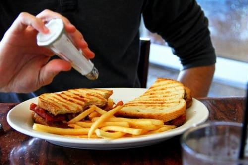 Tác hại của việc ăn quá nhiều muối ảnh 1 Tác hại của việc ăn quá nhiều muối ảnh 1