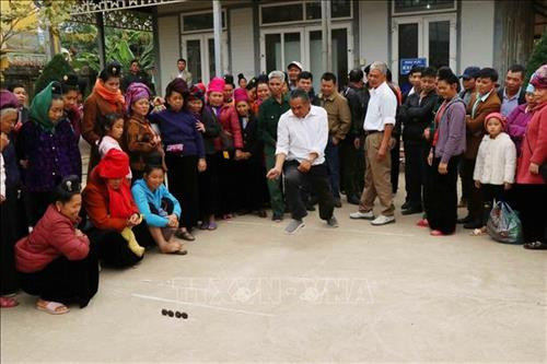 Đây là một trong những trò chơi dân gian khá phổ biến và mang đậm bản sắc văn hóa của cộng đồng dân tộc Thái. Ảnh: Nguyễn Cường - TTXVN. Đây là một trong những trò chơi dân gian khá phổ biến và mang đậm bản sắc văn hóa của cộng đồng dân tộc Thái. Ảnh: Nguyễn Cường - TTXVN.