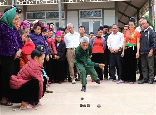 Người dân tộc Thái ở thành phố Sơn La (tỉnh Sơn La) chơi tó má lẹ tại Lễ hội hoa ban năm 2019. Ảnh: Nguyễn Cường - TTXVN. Người dân tộc Thái ở thành phố Sơn La (tỉnh Sơn La) chơi tó má lẹ tại Lễ hội hoa ban năm 2019. Ảnh: Nguyễn Cường - TTXVN.