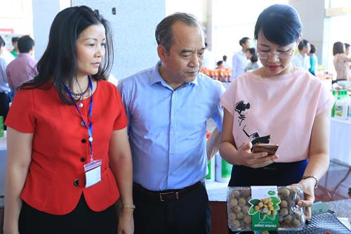 Bán hoa quả rong trên các tuyến phố Hà Nội. Hà Nội vừa đưa vào triển khai ứng dụng quét mã QR code trên điện thoại thông minh để người dân có thể truy xuất nguồn gốc rau, thịt an toàn. Để quản lý cửa hàng kinh doanh trái cây trên địa bàn, Hà Nội dự kiến đưa người bán hoa quả rong vào các điểm chợ để bày bán...