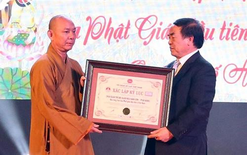 Trao Bảng xác lập kỷ lục Việt Nam cho Bảo tàng Văn hóa Phật giáo đầu tiên của Việt Nam ở Chùa Quán Thế Âm tại lễ khai mạc. Ảnh: Trần Lê Lâm - TTXVN Biểu diễn nghệ thuật tại lễ khai mạc. Ảnh: Trần Lê Lâm - TTXVN Người dân đến thắp hương cầu một Năm mới bình an hạnh phúc tại lễ hội. Ảnh: Trần Lê Lâm - TTXVN Trao Bảng xác lập kỷ lục Việt Nam cho Bảo tàng Văn hóa Phật giáo đầu tiên của Việt Nam ở Chùa Quán Thế Âm tại lễ khai mạc. Ảnh: Trần Lê Lâm - TTXVN Biểu diễn nghệ thuật tại lễ khai mạc. Ảnh: Trần Lê Lâm - TTXVN Người dân đến thắp hương cầu một Năm mới bình an hạnh phúc tại lễ hội. Ảnh: Trần Lê Lâm - TTXVN