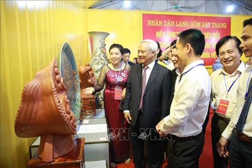Phó Chủ tịch Quốc hội Uông Chu Lưu và các đại biểu thăm sản phẩm tại khu trưng bày giới thiệu sản phẩm gốm sứ tiêu biểu của Bát Tràng và các làng nghề truyền thống. Ảnh: Mạnh Khánh-TTXVN