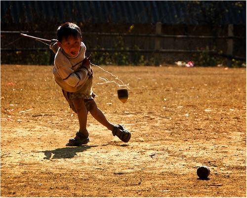 Đánh cù là trò chơi dân gian quen thuộc của người dân tộc Tày - Thái.