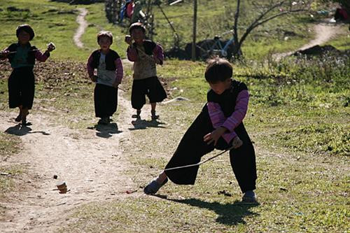Chơi cù là một trò chơi tập thể, trẻ em trai phân ra làm hai nhóm, mỗi nhóm từ 1 đến 2 người hoặc nhiều hơn nhưng không quá 04 người mỗi bên.