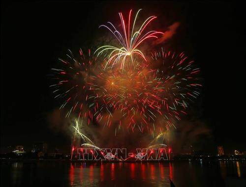 Màn trình diễn pháo hoa của đội Nga. Ảnh: Trần Lê Lâm - TTXVN