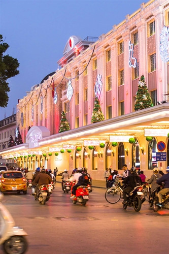 : Phố Hàng Bài được trang trí lộng lẫy đón Giáng sinh. : Phố Hàng Bài được trang trí lộng lẫy đón Giáng sinh.