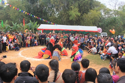 Biểu diễn “Múa sư tử” - một nét văn hóa đặc sắc của đồng bào Tày, tỉnh Lạng Sơn.