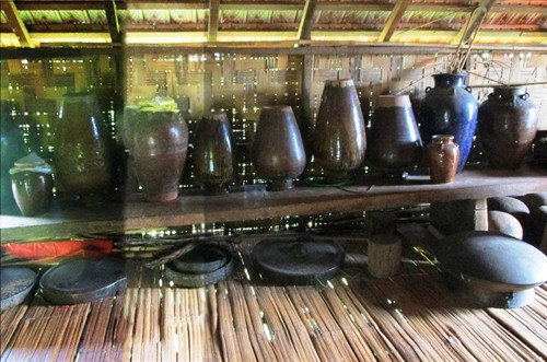 Chiêng và ché quý trong nhà dài của Y Thim. Nguồn ảnh: internet Chiêng và ché quý trong nhà dài của Y Thim. Nguồn ảnh: internet