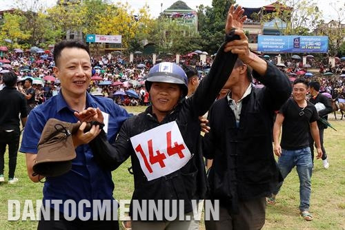 Trao giải thưởng cho các nài ngựa đoạt giải cao. Ảnh: Quốc Khánh Niềm vui của nài ngựa Vàng Văn Páo (huyện Si Ma Cai) sau khi đoạt giải Nhất Giải đua "Vó ngựa cao nguyên trắng" năm 2019. Ảnh: Quốc Khánh Trao giải thưởng cho các nài ngựa đoạt giải cao. Ảnh: Quốc Khánh Niềm vui của nài ngựa Vàng Văn Páo (huyện Si Ma Cai) sau khi đoạt giải Nhất Giải đua "Vó ngựa cao nguyên trắng" năm 2019. Ảnh: Quốc Khánh