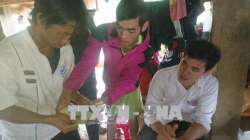 Trao tiền hỗ trợ cho các gia đình tại bản Sáng Tùng, xã Tả Ngảo (Sìn Hồ, Lai Châu). Ảnh: Việt Hoàng – TTXVN Trao tiền hỗ trợ cho các gia đình tại bản Sáng Tùng, xã Tả Ngảo (Sìn Hồ, Lai Châu). Ảnh: Việt Hoàng – TTXVN