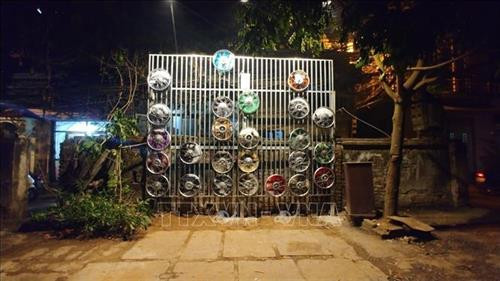 Tác phẩm “Vòng quay” của tác giả Trịnh Minh Tiến làm từ vành bánh xe kết hợp với nhựa màu tái chế. Ảnh: TTXVN Tác phẩm “Vòng quay” của tác giả Trịnh Minh Tiến làm từ vành bánh xe kết hợp với nhựa màu tái chế. Ảnh: TTXVN