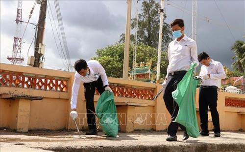 Thu gom rác tại điểm du lịch Dinh Cậu, huyện Phú Quốc (Kiên Giang). Ảnh: Lê Huy Hải - TTXVN Thu gom rác tại điểm du lịch Dinh Cậu, huyện Phú Quốc (Kiên Giang). Ảnh: Lê Huy Hải - TTXVN