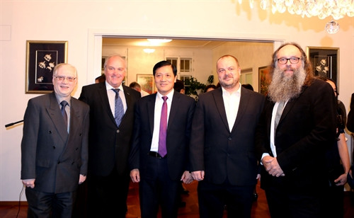 Đại sứ Việt Nam Trương Mạnh Sơn và đại diện các doanh nghiệp Séc tại buổi chiêu đãi.