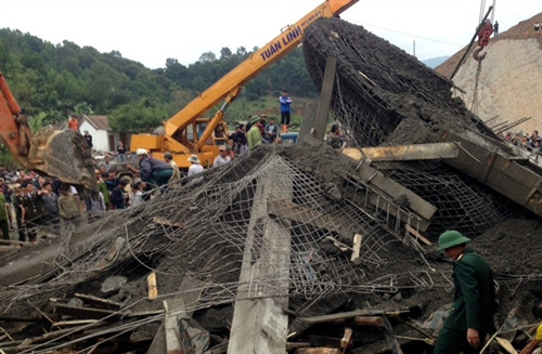 Lực lượng chức năng nỗ lực tìm kiếm những người còn mắc kẹt trong đống đổ nát. Ảnh: Công Tường- TTXVN Lực lượng chức năng nỗ lực tìm kiếm những người còn mắc kẹt trong đống đổ nát. Ảnh: Công Tường- TTXVN