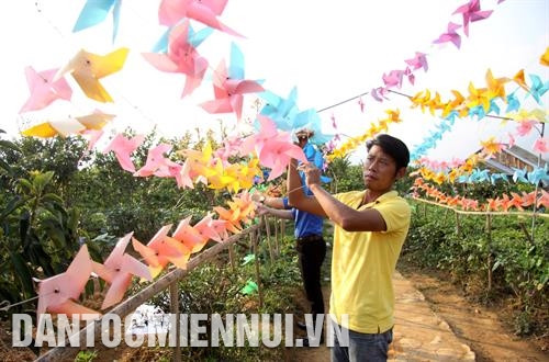 Được tạo điều kiện vay vốn ưu đãi, anh Hồ Hữu Thức ở huyện Tân Uyên xây dựng mô hình trang trại nghỉ dưỡng hiệu quả, đem lại thu nhập cao. Ảnh: Việt Hoàng Hướng dẫn kỹ thuật ủ nấm cho đồng bào dân tộc sinh sống ở huyện Tân Uyên (Lai Châu). Ảnh: Việt Hoàng