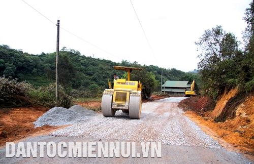 Nhiều hộ nghèo trên địa bàn tỉnh Lai Châu được hỗ trợ xóa nhà tạm, ổn canh ổn cư. Ảnh: Việt Hoàng Những năm vừa qua, nhiều tuyến đường ở các vùng khó khăn của tỉnh Lai Châu đã được đầu tư, giúp đồng bào buôn bán thuận lợi. Ảnh: Việt Hoàng