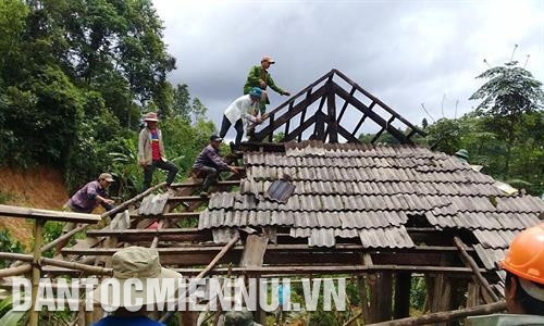 Nhiều hộ nghèo trên địa bàn tỉnh Lai Châu được hỗ trợ xóa nhà tạm, ổn canh ổn cư. Ảnh: Việt Hoàng Những năm vừa qua, nhiều tuyến đường ở các vùng khó khăn của tỉnh Lai Châu đã được đầu tư, giúp đồng bào buôn bán thuận lợi. Ảnh: Việt Hoàng Nhiều hộ nghèo trên địa bàn tỉnh Lai Châu được hỗ trợ xóa nhà tạm, ổn canh ổn cư. Ảnh: Việt Hoàng Những năm vừa qua, nhiều tuyến đường ở các vùng khó khăn của tỉnh Lai Châu đã được đầu tư, giúp đồng bào buôn bán thuận lợi. Ảnh: Việt Hoàng