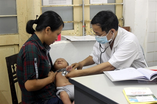 Các bác sỹ Bệnh viện sản nhi Nghệ An thăm khám cho trẻ nhỏ Các bác sỹ Bệnh viện sản nhi Nghệ An thăm khám cho trẻ nhỏ