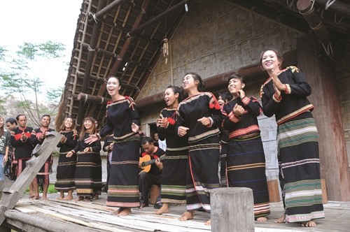 Các thiếu nữ diễn xướng những bài ca truyền thống, chuyển tải ước vọng đến các vị thần