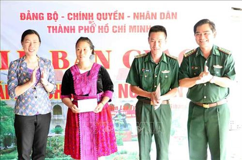 Lãnh đạo Bộ Chỉ huy Bộ đội Biên phòng thành phố Hồ Chí Minh tặng quà cho gia đình Trung úy Giàng A Trừ, Trinh sát viên Đồn Biên phòng Hua Bum - Bộ đội Biên phòng Lai Châu. Ảnh: Công Tuyên-TTXVN Lãnh đạo Bộ Chỉ huy Bộ đội Biên phòng thành phố Hồ Chí Minh tặng quà cho gia đình Trung úy Giàng A Trừ, Trinh sát viên Đồn Biên phòng Hua Bum - Bộ đội Biên phòng Lai Châu. Ảnh: Công Tuyên-TTXVN