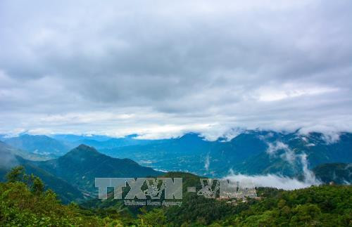 Khung cảnh núi non trùng điệp khi nhìn từ trên đỉnh Pú Vạp Ảnh: Xuân Tư – TTXVN Khung cảnh núi non trùng điệp khi nhìn từ trên đỉnh Pú Vạp Ảnh: Xuân Tư – TTXVN