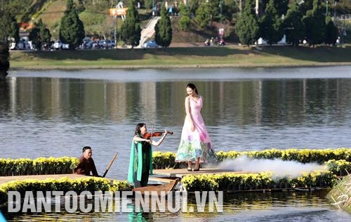 Biểu diễn thời trang kết hợp với âm nhạc sống động tạo nên không gian ấn tượng tại khu vực hồ Xuân Hương ở thành phố Đà Lạt (Lâm Đồng) trong khuôn khổ Festival hoa Đà Lạt năm 2019. Ảnh: Nhật Anh Biểu diễn thời trang kết hợp với âm nhạc sống động tạo nên không gian ấn tượng tại khu vực hồ Xuân Hương ở thành phố Đà Lạt (Lâm Đồng) trong khuôn khổ Festival hoa Đà Lạt năm 2019. Ảnh: Nhật Anh