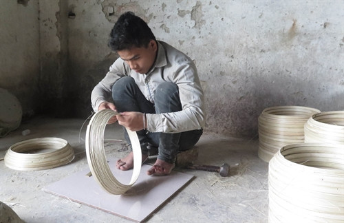 Công đoạn gia công sản phẩm tre nứa ghép tại xưởng sản xuất của anh Bùi Văn Mật thôn Thượng, xã Yên Tiến.