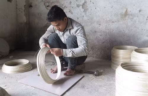 Công đoạn gia công sản phẩm tre nứa ghép tại xưởng sản xuất của anh Bùi Văn Mật thôn Thượng, xã Yên Tiến.