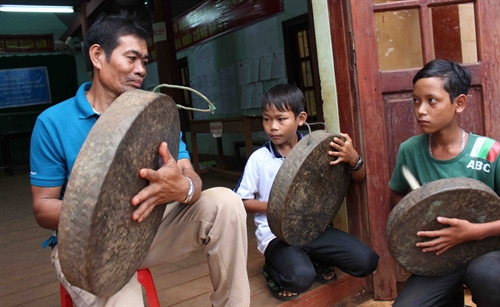 ... từ đó học thêm nhiều điều về các diễn tấu cồng chiêng