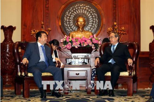 Ủy viên Bộ Chính trị, Bí thư Thành ủy Thành phố Hồ Chí Minh Nguyễn Thiện Nhân với ông Woo Oh Huyn, Chủ tịch Hiệp hội Kinh tế Văn hóa Việt Hàn (KOVECA), Chủ tịch Tập đoàn SM Group (Hàn Quốc) đang có chuyến thăm và làm việc tại Việt Nam. Ảnh: Thanh Vũ-TTXVN