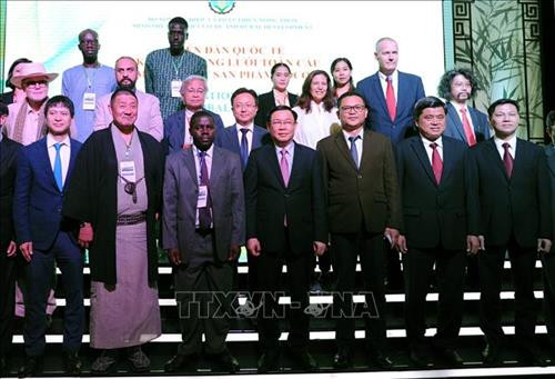 Các thành viên Mạng lưới liên kết hợp tác toàn cầu mỗi xã một sản phẩm ra mắt tại diễn đàn. Ảnh: Xuân Anh - TTXVN Các thành viên Mạng lưới liên kết hợp tác toàn cầu mỗi xã một sản phẩm ra mắt tại diễn đàn. Ảnh: Xuân Anh - TTXVN