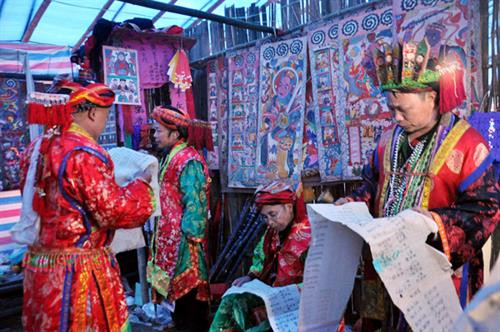 Chỉ các học trò nam giới mới được tham gia phần nghi lễ cúng trong lễ cấp sắc 12 đèn. Khi tham gia nghi lễ, các học trò phải mặc trang phục truyền thống theo đúng quy định. Nghi lễ cấp sắc 12 đèn gồm nhiều lễ cúng quan trọng, diễn ra trong không gian văn hóa mang đậm bản sắc dân tộc Dao, được trang trí công phu. Cùng thực hiện một nghi lễ trước bàn thờ trung tâm. Thực hiện nghi lễ dâng hương với những điệu nhảy trong tiếng kèn, trống rộn ràng. Phụ nữ trong trang phục cô dâu theo chồng đi làm lễ. Trong 4 ngày tất cả chỉ ăn cơm chay, bữa cuối cùng mới được ăn cơm có thịt. Những em nhỏ tham gia một nghi lễ cúng sao mặt trời. Một nghi lễ cúng ngoài trời ban đêm. Chuẩn bị sẵn sàng chiếc ghế để ngồi trước nghi lễ thắp đèn. Thầy cúng truyền 1 mâm 7 đèn và 1 mâm 12 đèn qua đầu các học trò. Các học trò được sư phụ dùng 2 chiếc gậy làm phép đỡ dậy khỏi ghế. Nghi lễ cấp sắc 12 đèn có ý nghĩa quan trọng với đồng bào Dao đỏ, vừa khẳng định sự trưởng thành và vị thế của người đàn ông, vừa cấp sắc cho cả những người đã qua đời, đồng thời chứng nhận cho các cặp vợ chồng mãi bên nhau khi sang thế giới bên kia.