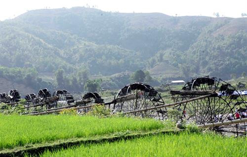 Guồng nước bên suối Nậm Mu, xã Bản Bo. Ảnh: Quý Trung - TTXVN Guồng nước bên suối Nậm Mu, xã Bản Bo. Ảnh: Quý Trung - TTXVN