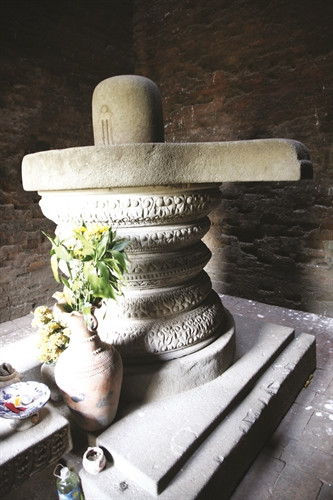 Bên trong tháp lớn thờ linh vật linga và yoni thông qua biểu tượng cối và chày giã gạo Bên trong tháp lớn thờ linh vật linga và yoni thông qua biểu tượng cối và chày giã gạo