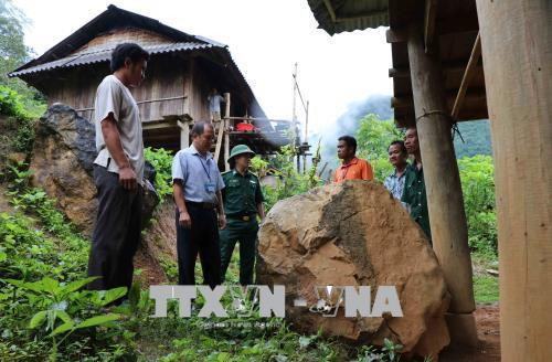 Năm 2017, vách núi lở, một tảng kích thước khoảng 2m3, nặng cả tấn lăn xuống bản làm xiêu vẹo cột nhà sàn của người dân. Ảnh: Xuân Tiến - TTXVN Năm 2017, vách núi lở, một tảng kích thước khoảng 2m3, nặng cả tấn lăn xuống bản làm xiêu vẹo cột nhà sàn của người dân. Ảnh: Xuân Tiến - TTXVN