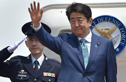 Thủ tướng Nhật Bản Shinzo Abe (phải) tại sân bay Haneda ở thủ đô Tokyo ngày 1/5. AFP/TTXVN