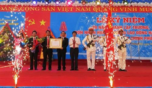 Đại diện lãnh đạo trao Huân chương Lao động hạng Nhì cho Trường Trung học Phổ thông chuyên Võ Nguyên Giáp . Ảnh: Võ Dung-TTXVN Đại diện lãnh đạo trao Huân chương Lao động hạng Nhì cho Trường Trung học Phổ thông chuyên Võ Nguyên Giáp . Ảnh: Võ Dung-TTXVN