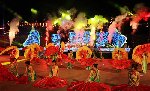 Một tiết mục biểu diễn tại chương trình nghệ thuật Carnaval Hạ Long 2016: Ảnh: Nguyễn Hoàng- TTXVN Một tiết mục biểu diễn tại chương trình nghệ thuật Carnaval Hạ Long 2016: Ảnh: Nguyễn Hoàng- TTXVN
