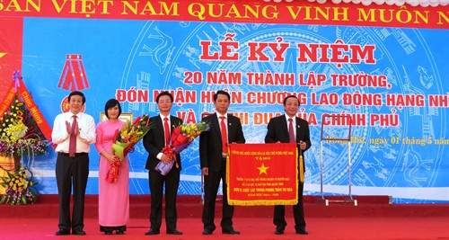 Phó Chủ tịch thường trực UBND tỉnh Quảng Bình Nguyễn Xuân Quang trao tặng Cờ thi đua của Chính phủ cho Trường Trung học Phổ thông chuyên Võ Nguyên Giáp . Ảnh: Võ Dung-TTXVN Phó Chủ tịch thường trực UBND tỉnh Quảng Bình Nguyễn Xuân Quang trao tặng Cờ thi đua của Chính phủ cho Trường Trung học Phổ thông chuyên Võ Nguyên Giáp . Ảnh: Võ Dung-TTXVN